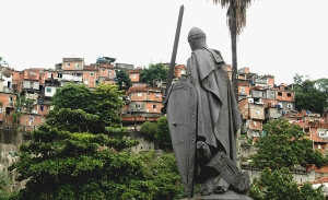 A estátua de D. Afonso Henriques encara de frente a favela Santo Amaro, no Catete – Rio, 2011